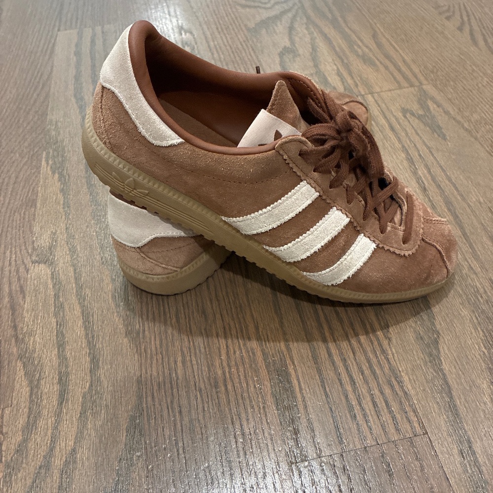 Adidas size 8 brown sneaker